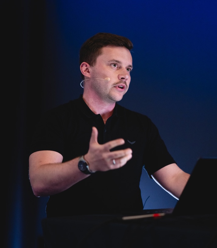 Philip Riecks speaking at a conference